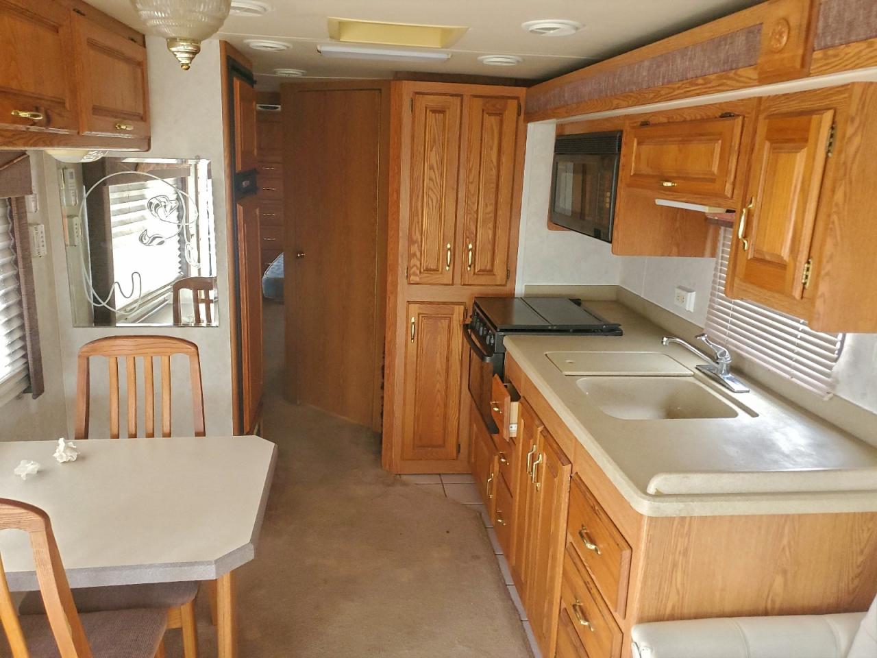 Ford F-550 Super Duty Stripped Chassis Image 4