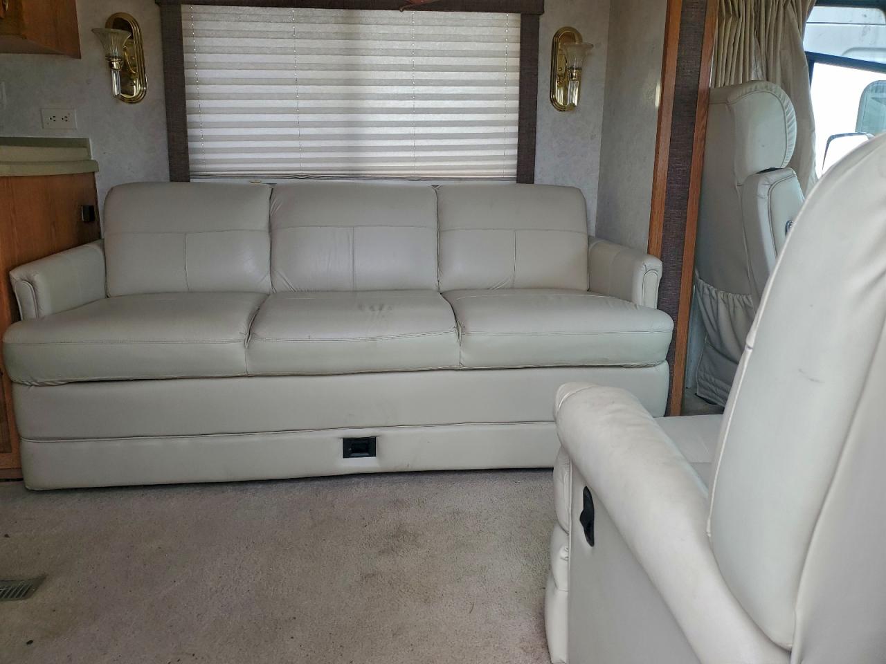 Ford F-550 Super Duty Stripped Chassis Image 3