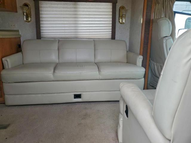 Ford F-550 Super Duty Stripped Chassis Image 3