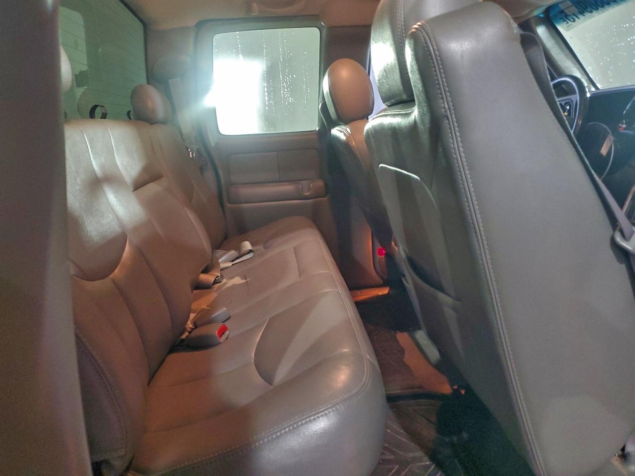 Chevrolet Silverado K1500 Image 4