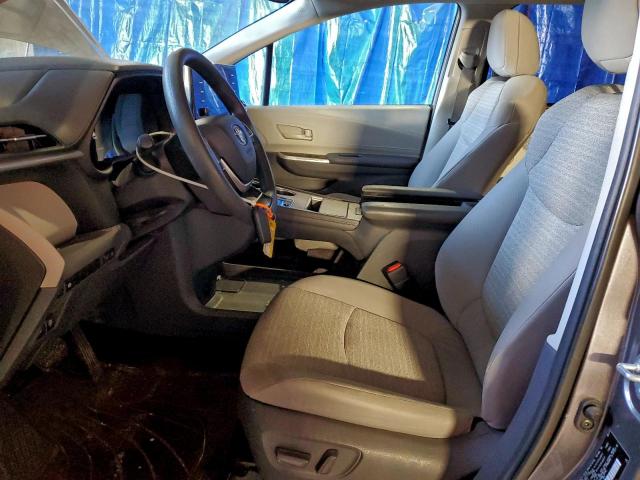 Toyota Sienna Le Image 8