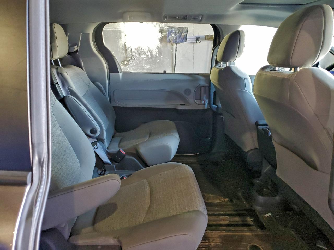 Toyota Sienna Le Image 10