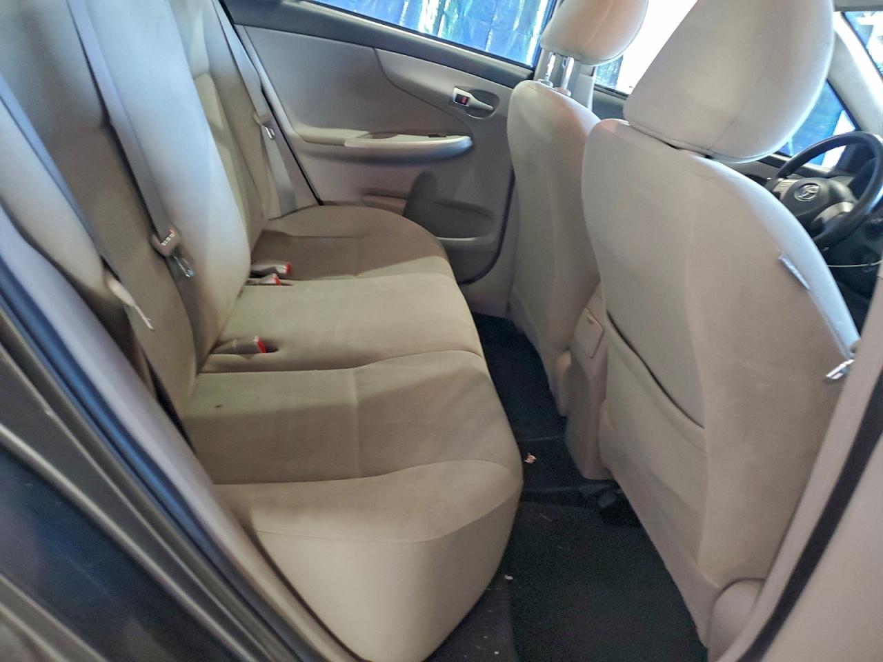 Toyota Corolla Base Image 9