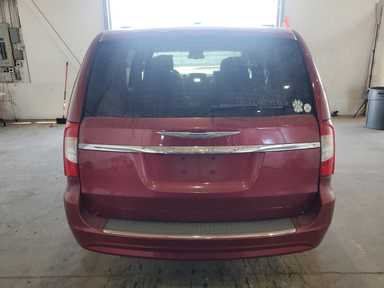 Chrysler Minivan Touring Image 11