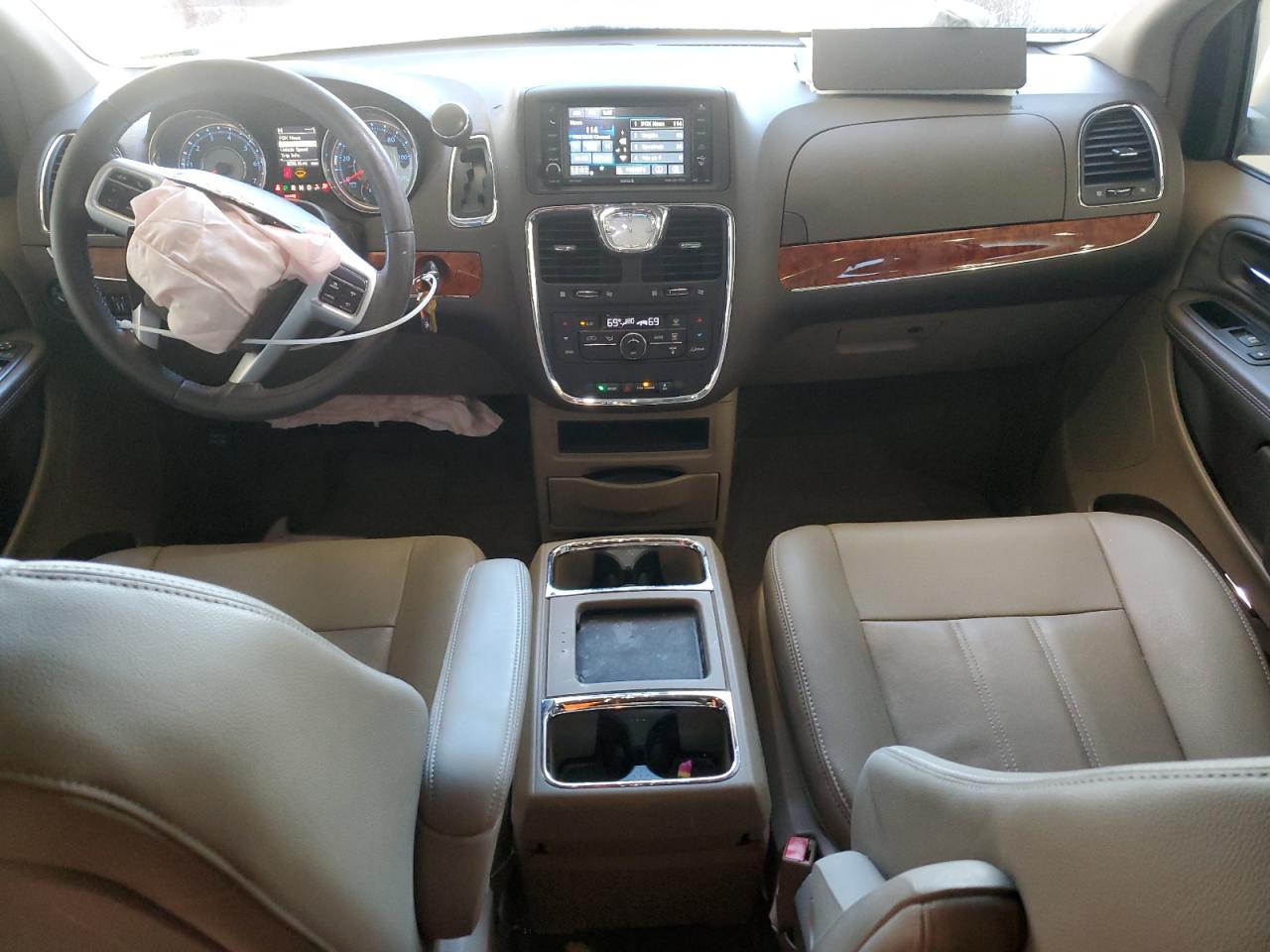 Chrysler Minivan Touring Image 3