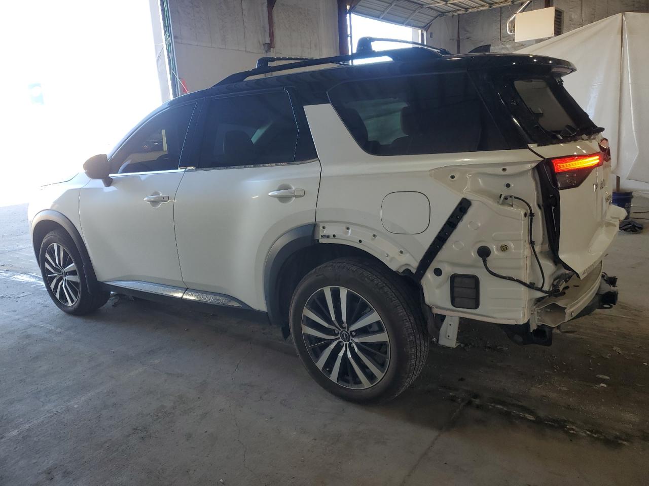 Nissan Pathfinder Platinum Image 2