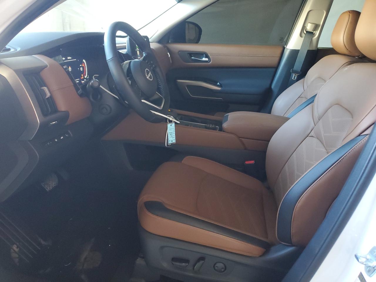 Nissan Pathfinder Platinum Image 6