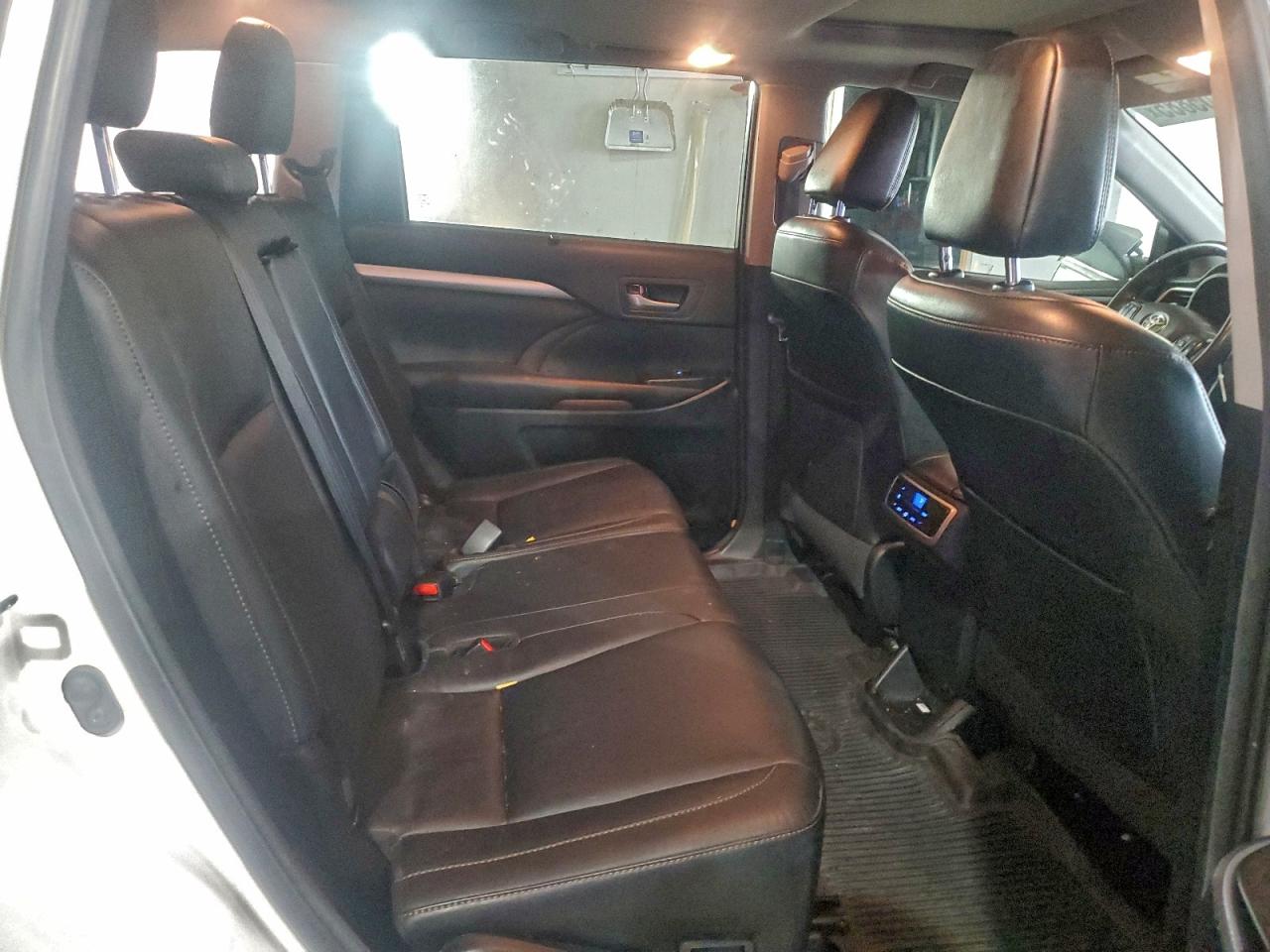 Toyota Highlander Se Image 10
